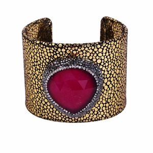 Brazalete de Piel de <span class=keywords><strong>Raya</strong></span> Genuina Amarilla con Perlas de <span class=keywords><strong>Agua</strong></span> <span class=keywords><strong>Dulce</strong></span>, Diseño de Brazalete de Oro con Incrustaciones de Perlas - Product Image 2