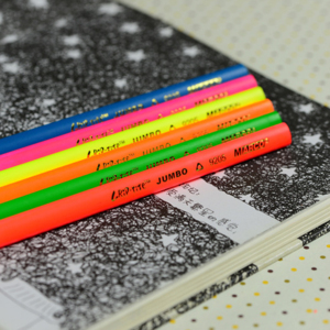 Conjunto de Lápis de Cor Fluorescente Jumbo MARCO Triangle com 6 Cores e Apontador para Desenho Artístico - Product Image 5