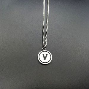 <span class=keywords><strong>De</strong></span> acero inoxidable grabado personalizado <span class=keywords><strong>fe</strong></span> regalo etiqueta alfabeto carta colgante collar encanto - Product Image 3