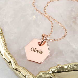 Collar personalizado de acero inoxidable chapado en oro de 18K para niñas, joyería personalizada con diferentes formas geométricas grabadas, nombre, mejor amiga - Product Image 4