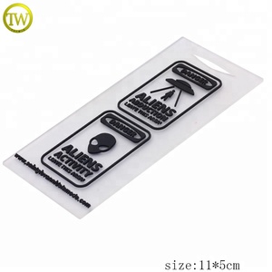 Étiquettes volantes en plastique PVC transparent personnalisé Étiquette en caoutchouc pour vêtement avec logo en relief - Product Image 2
