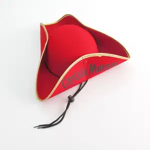 Chapeau de capitaine Morgan en feutre de polyester rouge pour fête, vente en gros d'usine, avec garniture en ruban doré - Product Image 1