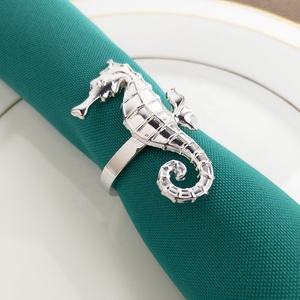 Anillo de servilleta de hipocampo de metal chapado en oro, anillos de servilleta de caballito de mar - Product Image 1