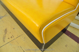 Divanetto per Ristorante Stile Diner Americano Retrò, Seduta Bifacciale in Pelle PU Gialla e Bianca per Caffè e Fast Food - Product Image 4