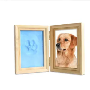 Moldura branca da foto do animal de estimação, quadro duplo da impressão da mão e da pegada do cão com argila