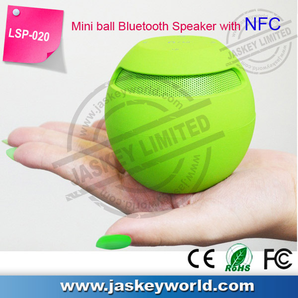 Boule colorée bluetooth. d'eau. président de danse