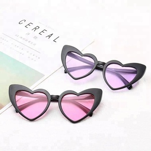 أحدث صيحات نظارات العلاقة الشمسية على الموضة للسيدات بتصميم على شكل قلب جديد إصدار عام 2024 - Product Image 2