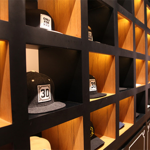Présentoir de chapeau en bois, Stand pour magasin de détail - Product Image 3