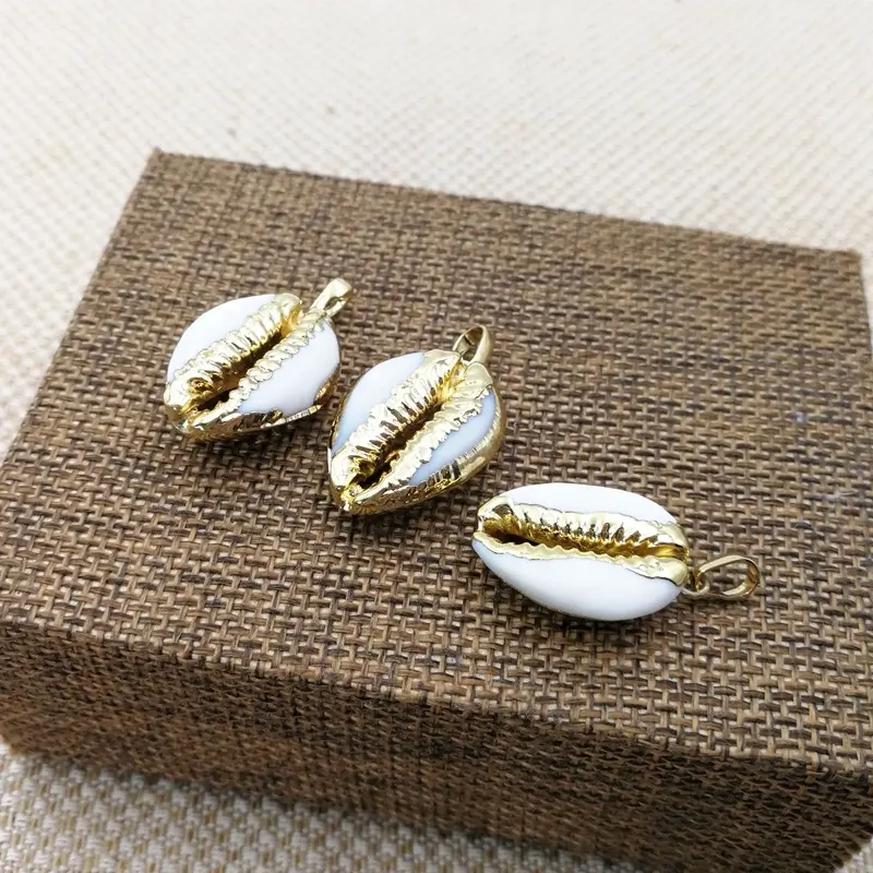 Hand made new approach fashion tiny sea snails jewelry natural gold dipped white shell pendant lovely tiny cowrie shells pendant