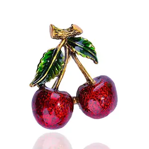 Broche de cereza de fruta roja con hoja verde esmaltada de aleación para mujer, joyería de moda con iniciales de KM-23 - Product Image 1