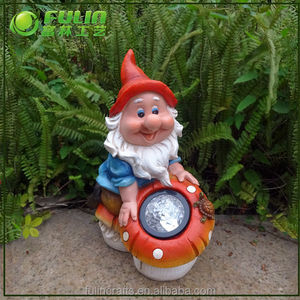 Luz solar <span class=keywords><strong>de</strong></span> resina <span class=keywords><strong>de</strong></span> duende sentado en la seta - Product Image 2