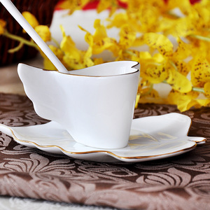 Un blanco, chapado <span class=keywords><strong>en</strong></span> oro, <span class=keywords><strong>en</strong></span> forma de corazón taza de café Taza de cerámica con una medida regalo - Product Image 3