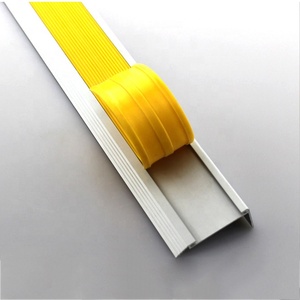 Protection <span class=keywords><strong>de</strong></span> bord <span class=keywords><strong>de</strong></span> marche en plastique, nez <span class=keywords><strong>de</strong></span> marche en aluminium, bandes antidérapantes en caoutchouc - Product Image 6
