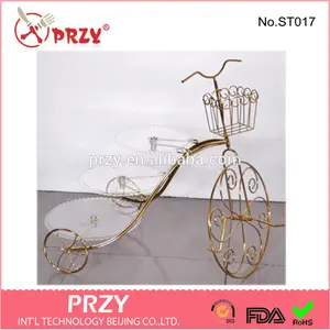 Vélo d'or en forme de gâteau de mariage stand