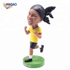 Figurines en résine innovantes de Chine, vente en gros, décoration intérieure, Ronaldinho, figurine de football personnalisée pour voiture, bureau, tableau de bord - Product Image 2