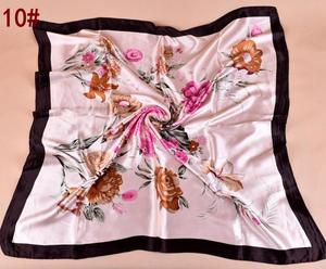 2019 nouvelle mode écharpe en gros 90*90 <span class=keywords><strong>carré</strong></span> pivoine lys fleur <span class=keywords><strong>soie</strong></span> foulards tailles <span class=keywords><strong>pas</strong></span> <span class=keywords><strong>cher</strong></span> Satin <span class=keywords><strong>femme</strong></span> - Product Image 3