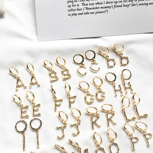 Boucles <span class=keywords><strong>d</strong></span>'oreilles crochet en alliage <span class=keywords><strong>d</strong></span>'or simple à la mode personnalisée Boucles <span class=keywords><strong>d</strong></span>'oreilles pendantes 26 lettres anglaises - Product Image 2