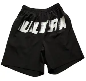 Mens tùy chỉnh màu đen Polyester Spandex với con dấu nhiệt lớn màu trắng in logo trên mặt trước với 2 túi bên quần short đào tạo thể thao