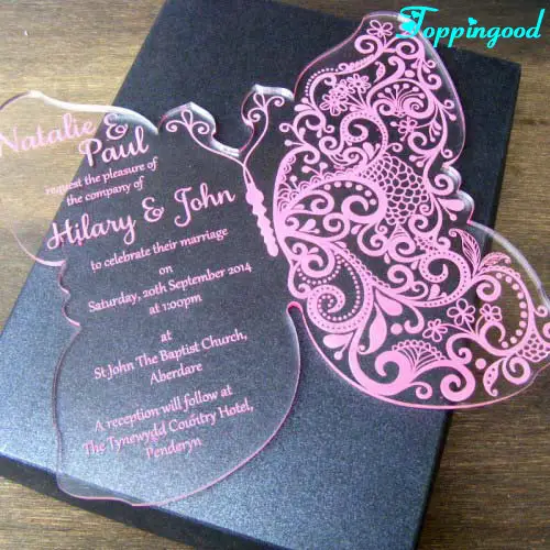 بطاقة دعوة أكريليك وردية على شكل فراشة لأغراض الزفاف