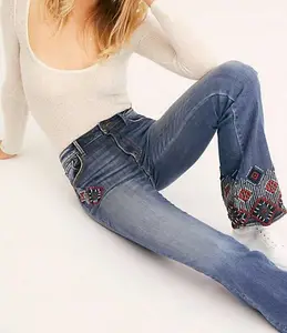 ボタン留めとジップフライ付きの甘い5ポケットスタイルの自由奔放に生きる刺繍の女性のジーンズ