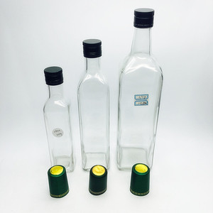 Bouteille En Verre D'huile D'olive Avec La Main D'isolement Sur Le Fond Blanc Calibre L Espace Copie Image124889429