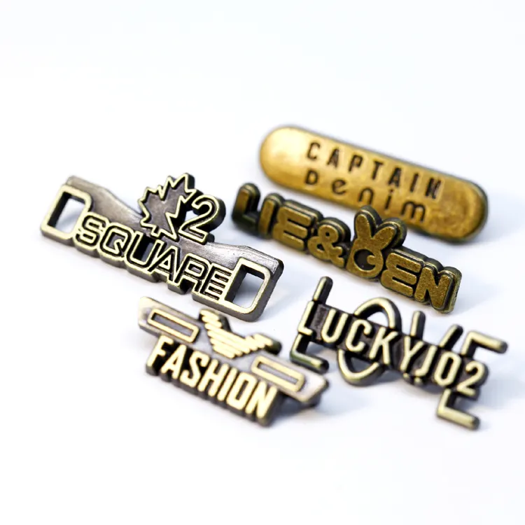 Kunden spezifisches Design Kleidung Markenname Graviert Kleine Etiketten platte Gold Metall Tag Benutzer definiertes Logo Metall Namensschild Benutzer definiertes Metall Logo