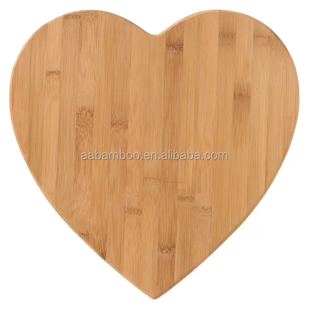 Placa de corte de bambu em forma de coração para promoção de presente