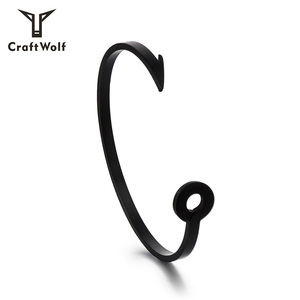 Brazalete Minimalista Craft Wolf para Hombre y Mujer, de Acero Inoxidable con Baño de Oro de 18K, Diseño de Ancla y Gancho de Pescar - Product Image 2