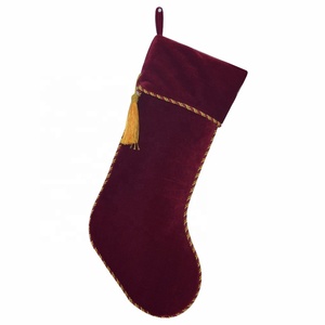 Bas de Noël en velours crème et bordeaux/vert avec décoration élégante à glands dorés - Product Image 2