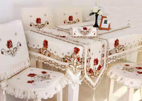 Nappe rectangulaire et housses de chaise brodées de fleurs en jacquard pour la décoration de mariage