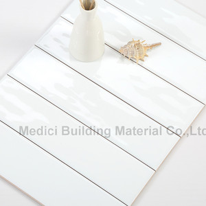 Entrepôt Foshan 75*300mm Blanc Brillant Ondulé Métro <span class=keywords><strong>Carrelage</strong></span> Mural en Céramique pour Salle de Bain et Cuisine Sol Intérieur <span class=keywords><strong>Style</strong></span> Design Moderne - Product Image 3