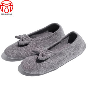 OEM personalizzato Logo interno <span class=keywords><strong>casa</strong></span> Unisex pantofole TPR suola in gomma inverno <span class=keywords><strong>casa</strong></span> pantofola piatta scarpetta ballerina pantofole di peluche <span class=keywords><strong>per</strong></span> le donne - Product Image 1
