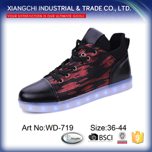 Moda <span class=keywords><strong>hombre</strong></span> Negro Color <span class=keywords><strong>de</strong></span> La Batería Operado Llevó la Luz <span class=keywords><strong>de</strong></span> Zapatos para Adultos - Product Image 1