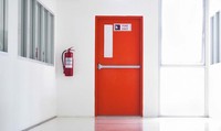 Puerta de Salida de Emergencia Contra Incendios de Acero con Ventana de Vidrio y Barra Antipánico