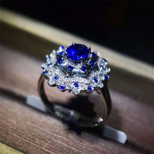 Anillo de Zafiro Azul Natural de Sri Lanka de 0.8ct con Diseño de Flor y Piedras Preciosas en Oro de 18k para Mujer - Product Image 4