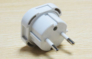 Reino Unido 3 pines con obturador de seguridad a enchufe Adaptador europeo de 4,0mm - Product Image 3