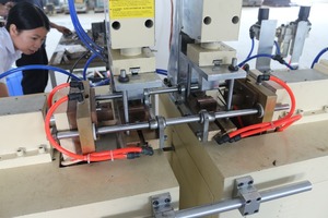 Automatische Punktschweißmaschine mit Doppelkopf-Stabilisator - Product Image 2