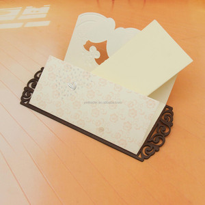 Inviti Matrimoniali in Legno e Carta con Farfalla in Perla Bianca di Grado A, Fatti a Mano con Lamina a Caldo, 23x10,5cm, Nuovo Design Esclusivo - Product Image 2