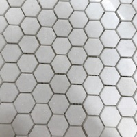 Mosaïque de carreaux hexagonaux en marbre blanc pour crédence