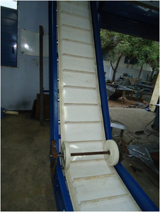 Transportador de cinta con tacos de alto rendimiento para el manejo de piezas de componentes pequeños y artículos a granel en líneas de montaje y plantas de producción - Product Image 5