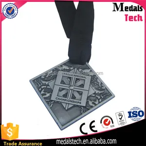 Pas cher personnalisé fer 3d métal en relief die coulée carré forme antique en laiton en métal médailles avec landyard