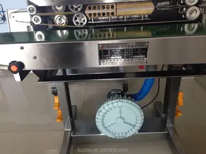 آلة ختم الشريط البلاستيكي المستمر العمودي مع آلة إحكام غلق حشو الهواء بالغاز