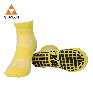 Vente chaude en gros personnalisé pas cher grip chaussettes, absorbant la transpiration pas cher <span class=keywords><strong>anti</strong></span> slip chaussettes - Product Image 2