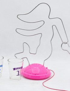 Nouveau design électronique buzz wire amusant pour <span class=keywords><strong>tout</strong></span> <span class=keywords><strong>le</strong></span> <span class=keywords><strong>monde</strong></span> bar jeu bar jouet intellectuel jouets jeu à boire - Product Image 2