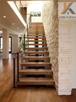 Escalier moderne en acier avec garde-corps en câble, marches en bois, décorations, design droit et ouvert
