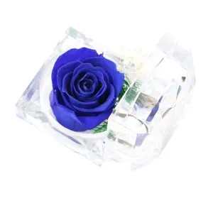 Подарочная коробка с цветами свежие темно-синие розы настоящие консервированные розы