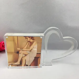दिल के आकार का चुंबकीय फ्रीस्टैंडिंग एक्रिलिक photocard फ्रेम के लिए उपहार