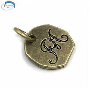 छोटे कस्टम हस्तनिर्मित पत्र उत्कीर्ण मढ़वाया प्राचीन पीतल धातु आभूषण लोगो टैग - Product Image 3