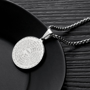 Collana con pendente in acciaio inossidabile con lettere incise grafate personalizzate classiche con mani in preghiera - Product Image 6