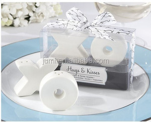 "Hugs & kisses" cerámica sal y pimienta shaker wedding favors regalo de la ducha - Product Image 1